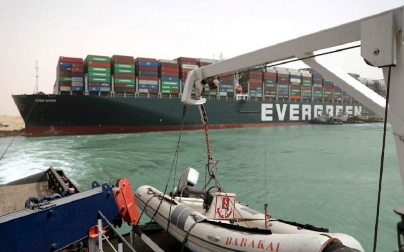 Muebles, 130,000 ovejas, alimentos y petróleo, las mercancías varadas en el Canal de Suez