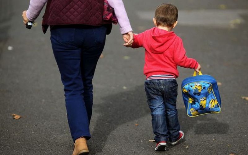 Niños británicos vuelven a aulas; nuevo cierre en Hungría