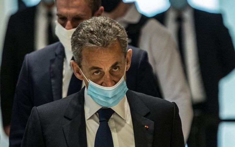 Tribunal ordena un año de cárcel a Sarkozy por corrupción
