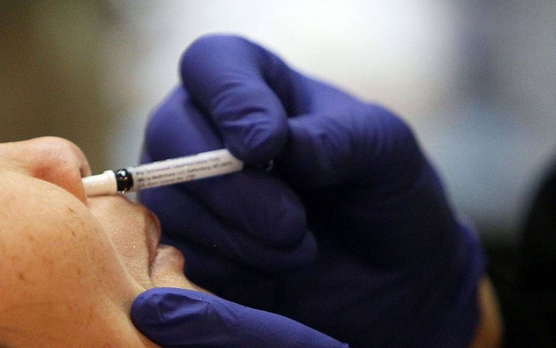 China autoriza ensayos clínicos de vacuna nasal contra COVID-19