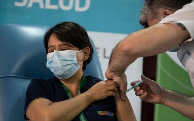 Argentina postergará la aplicación de la segunda dosis para vacunar a más personas contra la COVID-19