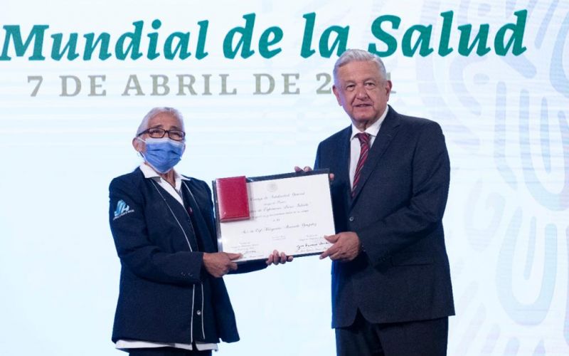 AMLO entrega reconocimientos a personal médico en Día Mundial de la Salud