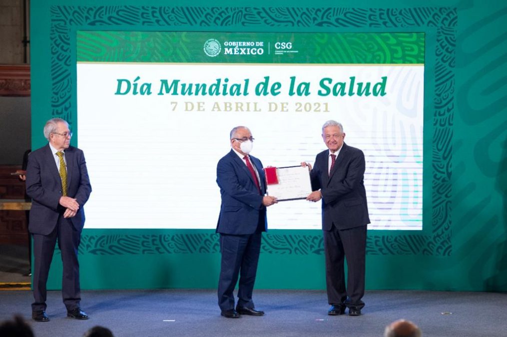 AMLO entrega reconocimientos a personal médico en Día Mundial de la Salud