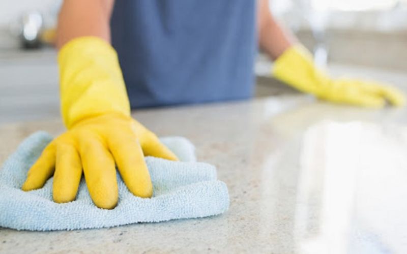 Lavar superficies con agua y jabón es suficiente para bajar riesgo de contagio por COVID-19: CDC