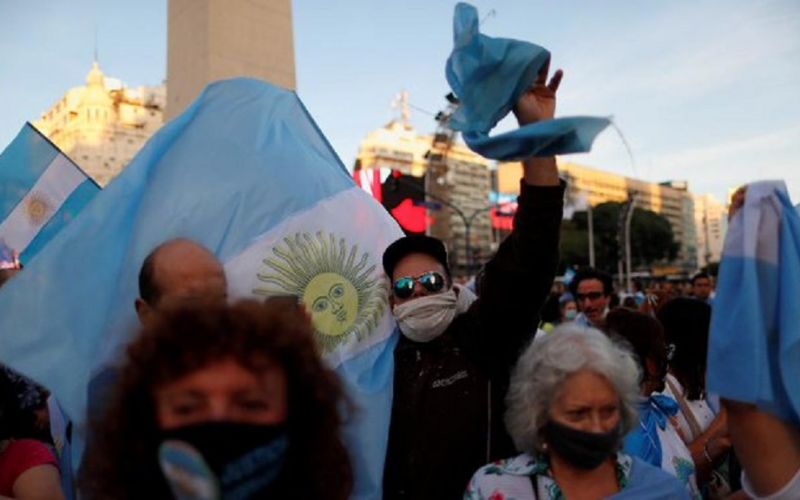 Protestan en Buenos Aires contra nuevas medidas por segunda ola de COVID-19