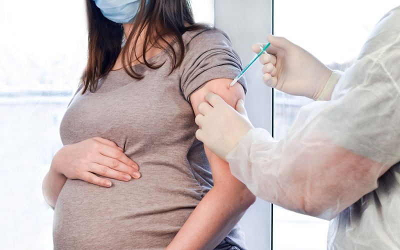 Vacunas de Pfizer y Moderna contra COVID-19 son seguras para mujeres embarazadas, estudio