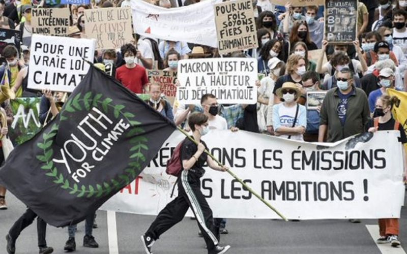 Miles marchan en Francia, exigen medidas más ambiciosas contra el cambio climático