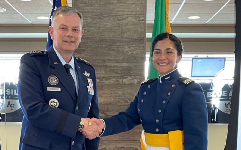 Mujer naval se gradúa de la Academia de la Fuerza Aérea de los Estados Unidos de América