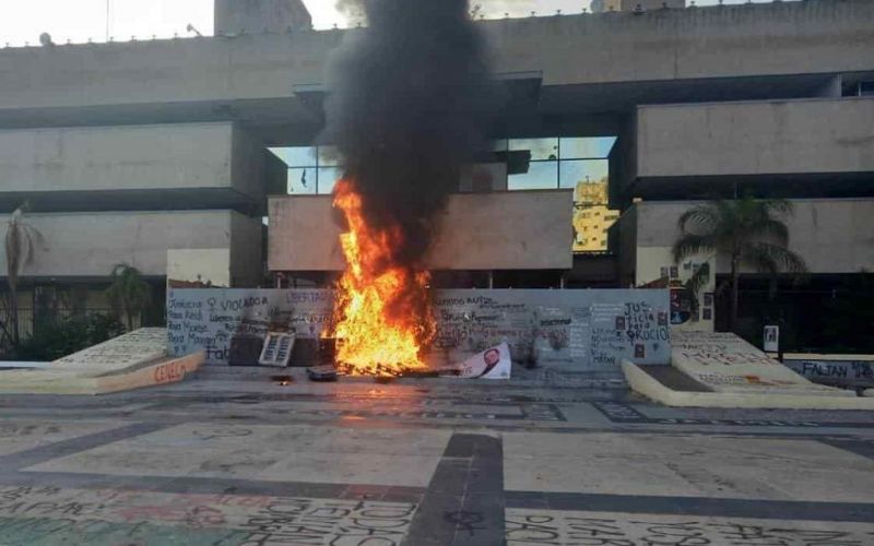 Estudiantes normalistas vandalizan Palacio de Gobierno de Chiapas