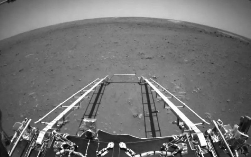 China publica las primeras imágenes de Marte tomadas por el rover Zhurong