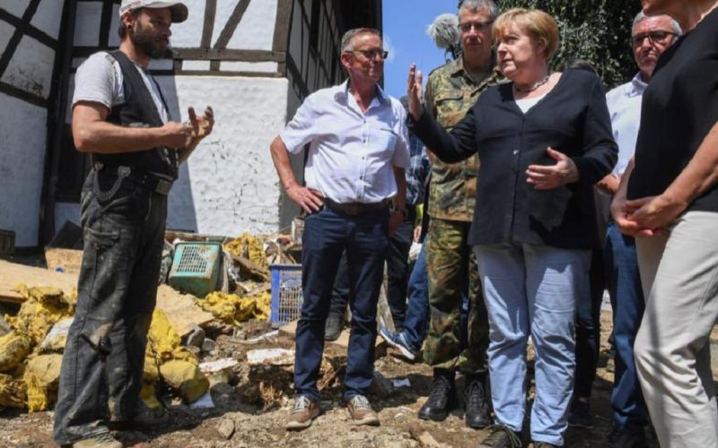 Angela Merkel recorre zona devastada por inundaciones en Alemania