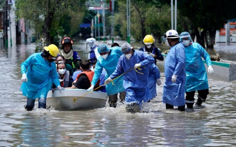 AMLO pide a afectados por lluvias trasladarse a refugios y zonas altas