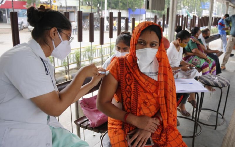 India aplica más de 25 millones de vacunas contra COVID-19 en un solo día