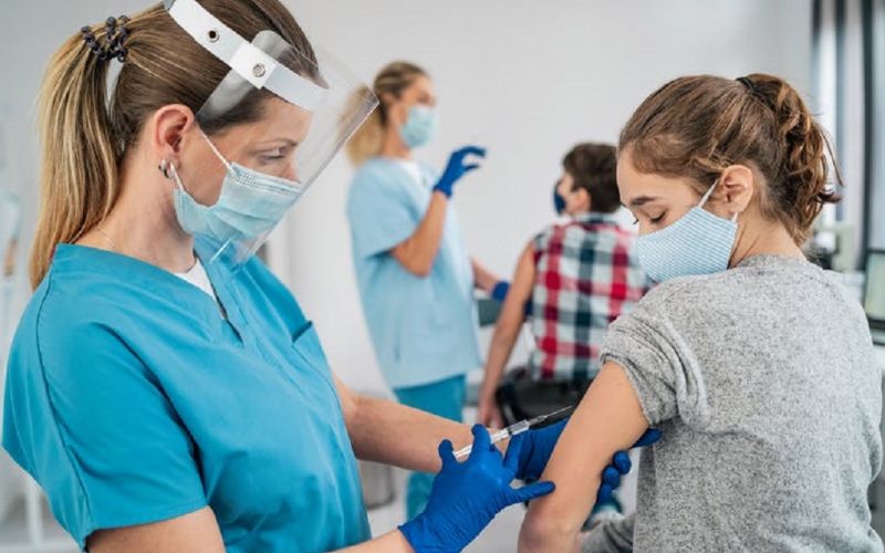Suecia recomienda a los jóvenes de 12 a 15 años vacunarse contra la COVID-19