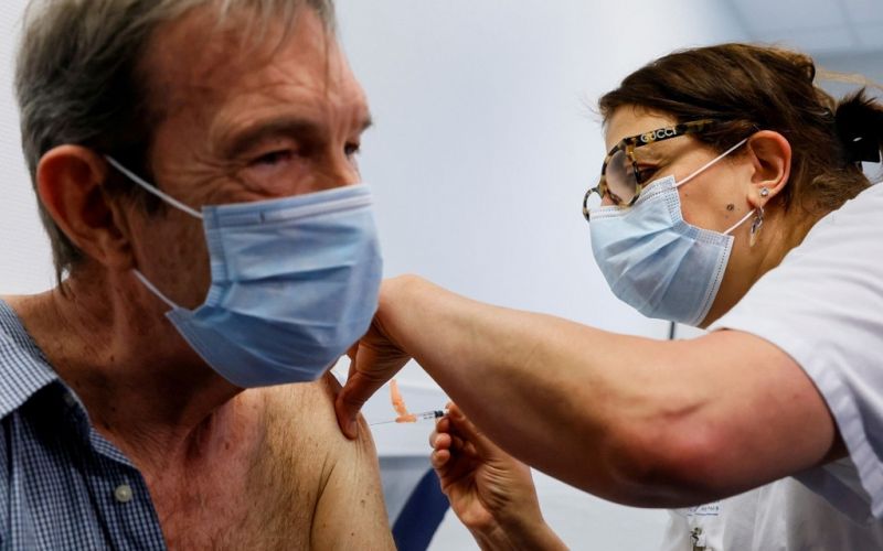 Francia aplicará cuarta dosis de vacuna contra COVID-19 a mayores de 80 años