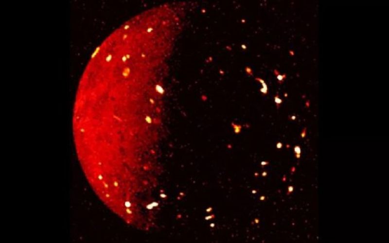 Juno capta a Io, satélite de Júpiter, con sus cientos de volcanes en erupción