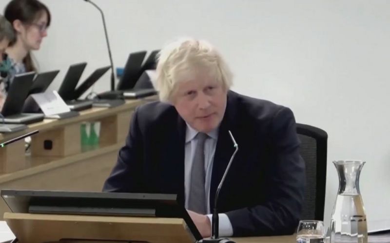 Boris Johnson pide perdón por el “dolor y pérdidas” causados por el COVID-19