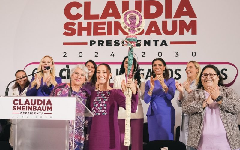 Recibe Claudia Sheinbaum bastón de mando de las mujeres