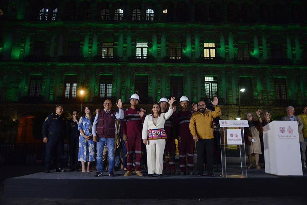 Encendido del edificio de gobierno de la CDMX, de color verde a un año del Mundial de Fútbol. Fotografía: La Isabel.