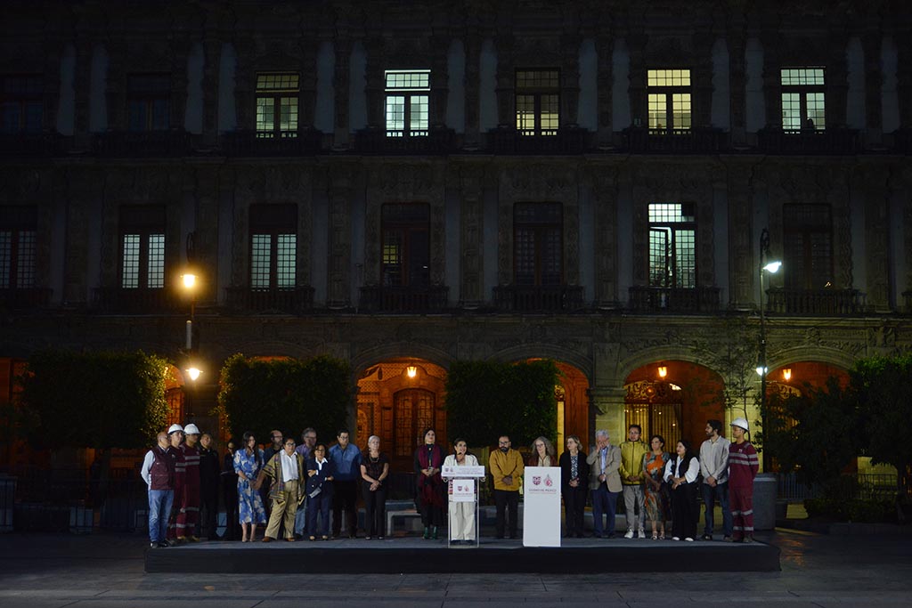 Encendido del edificio de gobierno de la CDMX, de color verde a un año del Mundial de Fútbol. Fotografía: La Isabel.