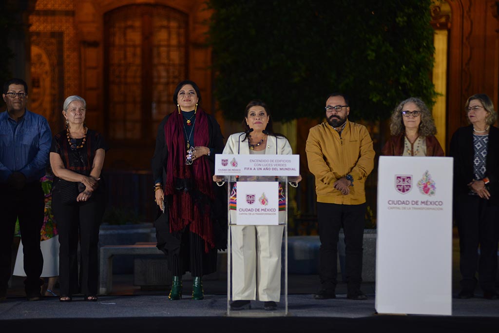 Encendido del edificio de gobierno de la CDMX, de color verde a un año del Mundial de Fútbol. Fotografía: La Isabel.