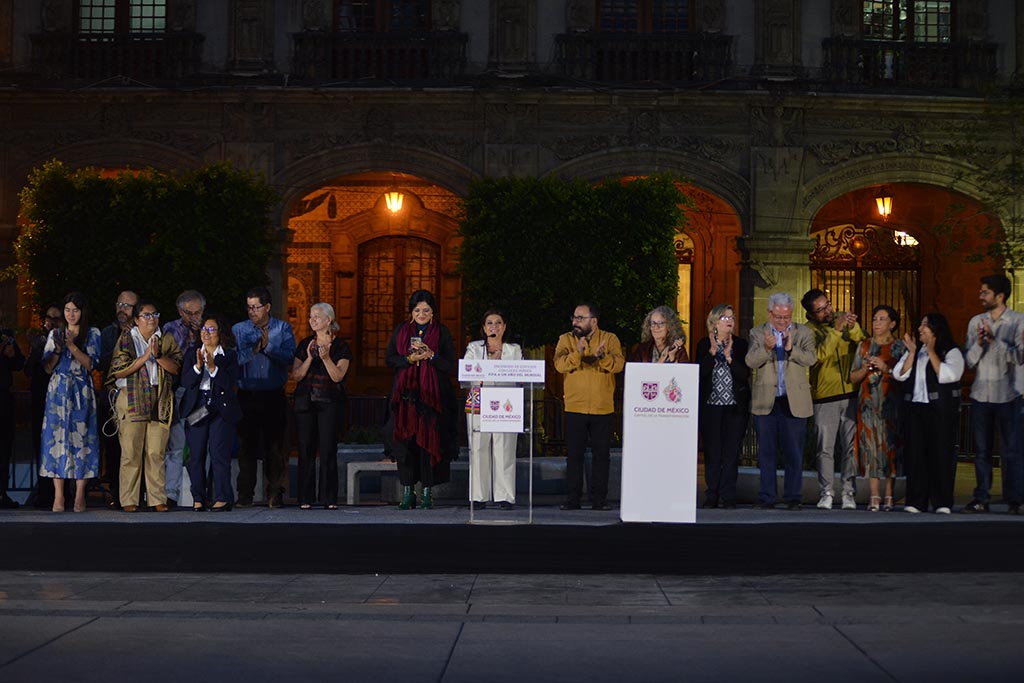 Encendido del edificio de gobierno de la CDMX, de color verde a un año del Mundial de Fútbol. Fotografía: La Isabel.