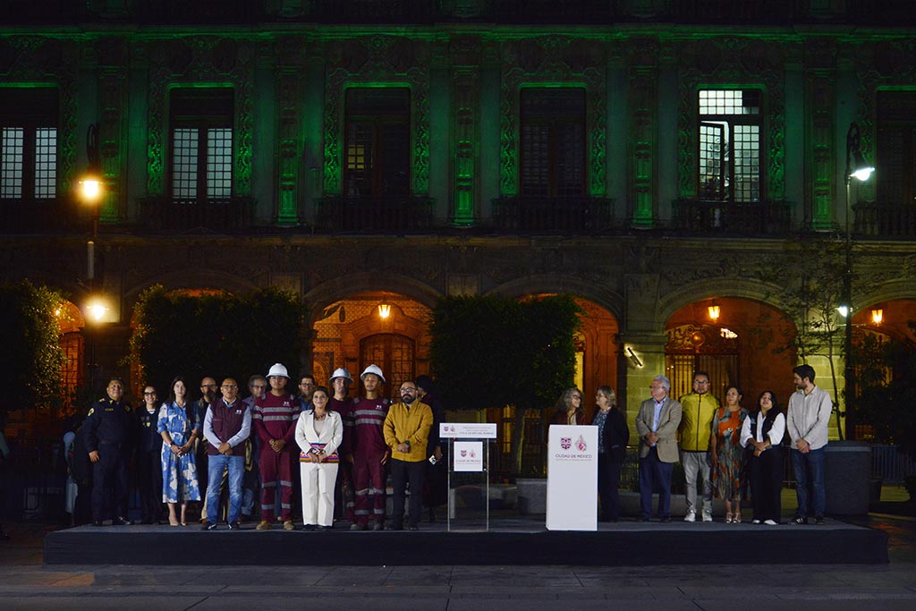 Encendido del edificio de gobierno de la CDMX, de color verde a un año del Mundial de Fútbol. Fotografía: La Isabel.
