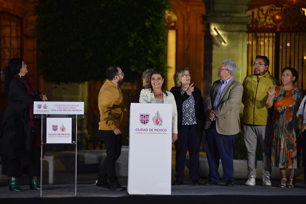 Encendido del edificio de gobierno de la CDMX, de color verde a un año del Mundial de Fútbol. Fotografía: La Isabel.