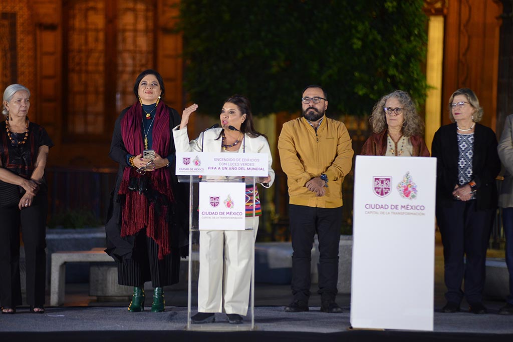 Encendido del edificio de gobierno de la CDMX, de color verde a un año del Mundial de Fútbol. Fotografía: La Isabel.