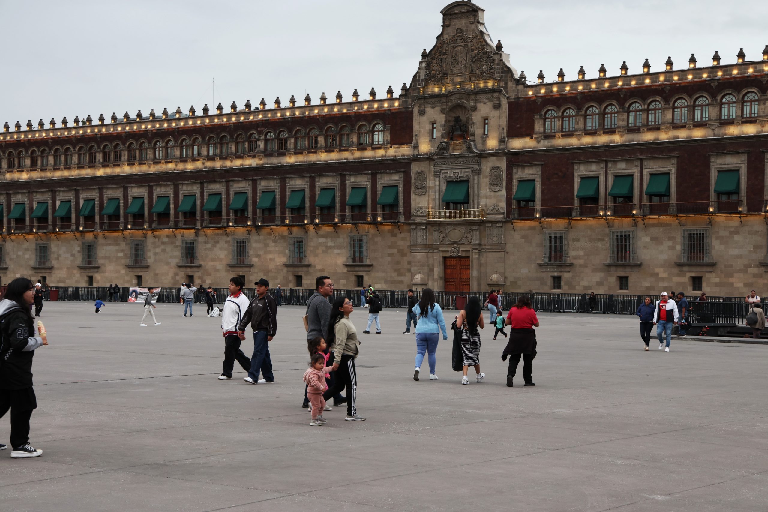 Tarde en el zócalo de la Ciudad de México. Fotografía: Benjamín Flores.