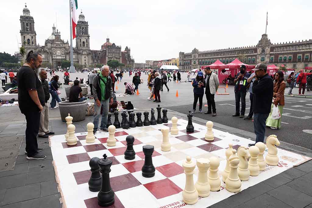 PILARES en el zócalo CDMX. Fotografía Benjamín Flores.