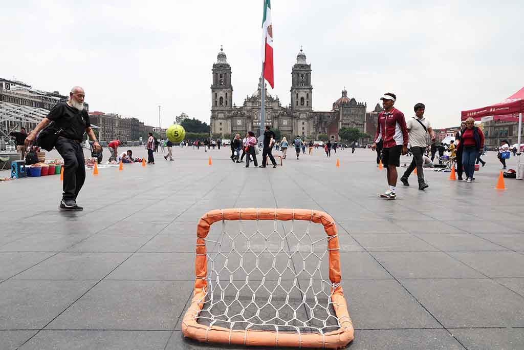 PILARES en el zócalo CDMX. Fotografía Benjamín Flores.