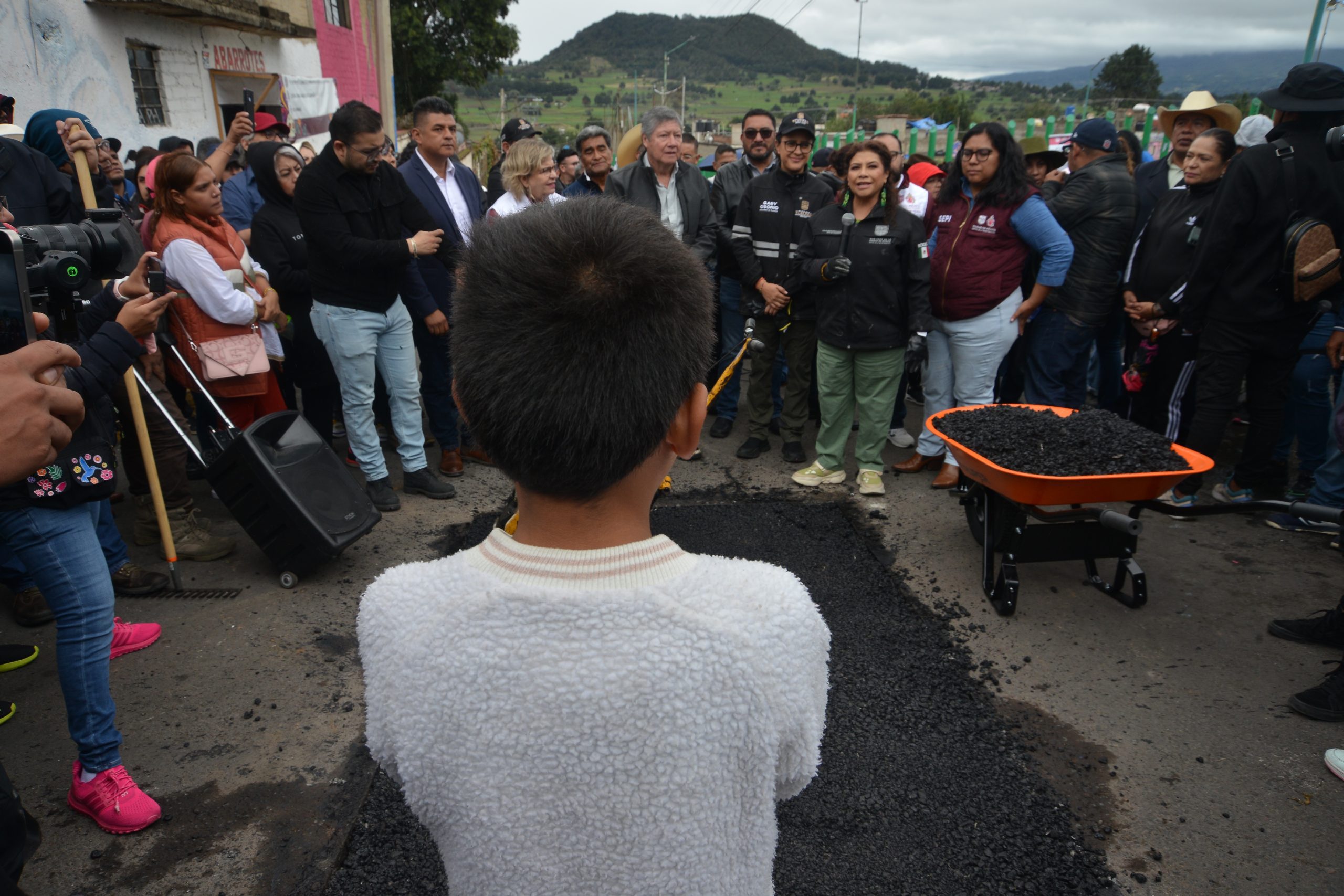 "Obras son Amores" para la transformación. Recorrido de Clara Brugada, Jefa de Gobierno de la CDMX por el pueblo de San Miguel Ajusco, Tlalpan. Fotografía: La Isabel.