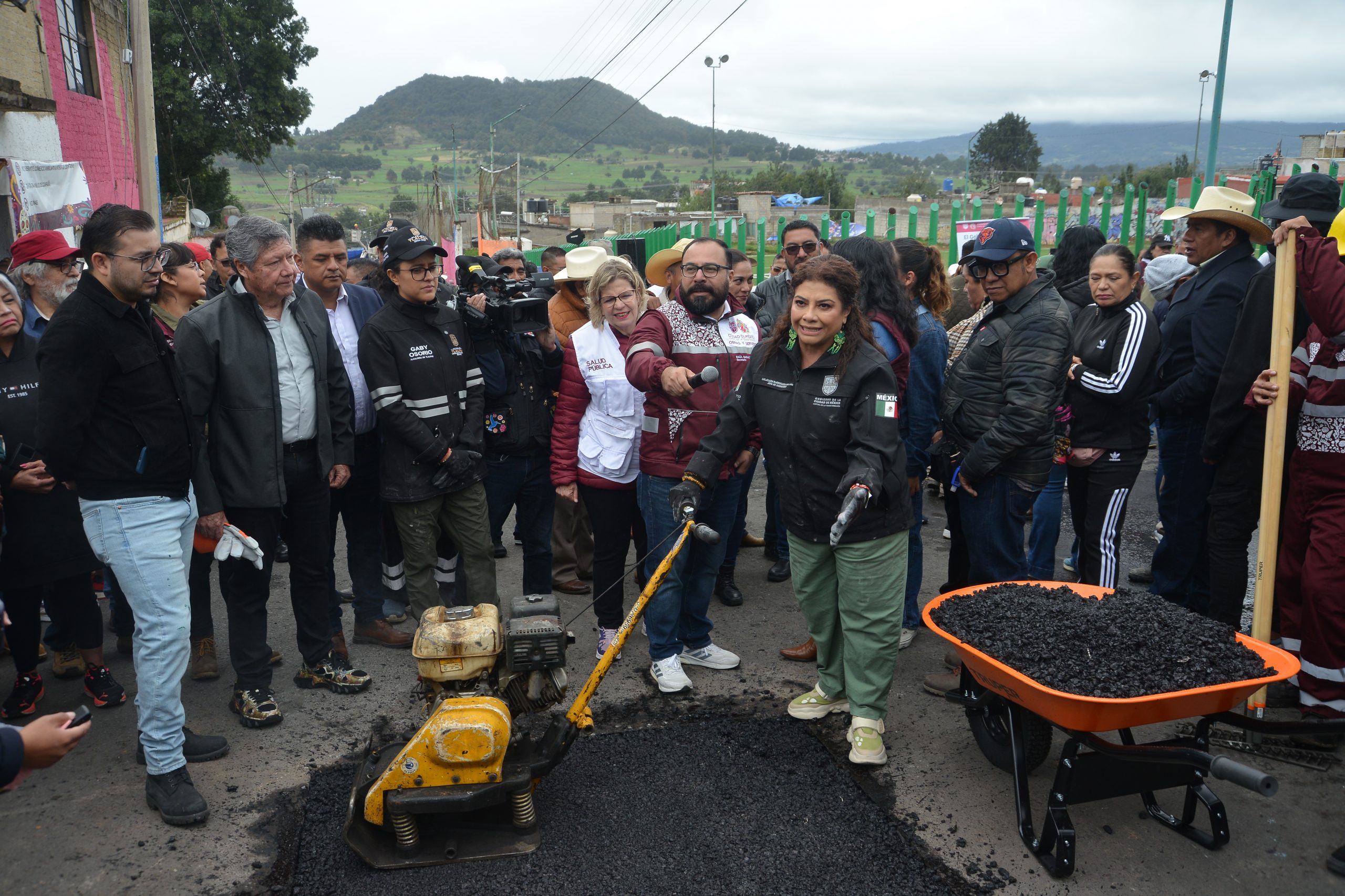 "Obras son Amores" para la transformación. Recorrido de Clara Brugada, Jefa de Gobierno de la CDMX por el pueblo de San Miguel Ajusco, Tlalpan. Fotografía: La Isabel.
