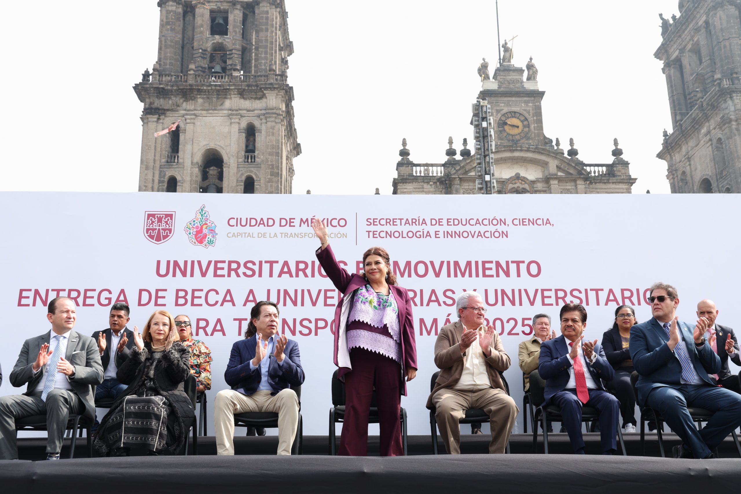 Entrega Clara Brugada becas de transporte para universitarias y universitarios. Fotografía: La Isabel.