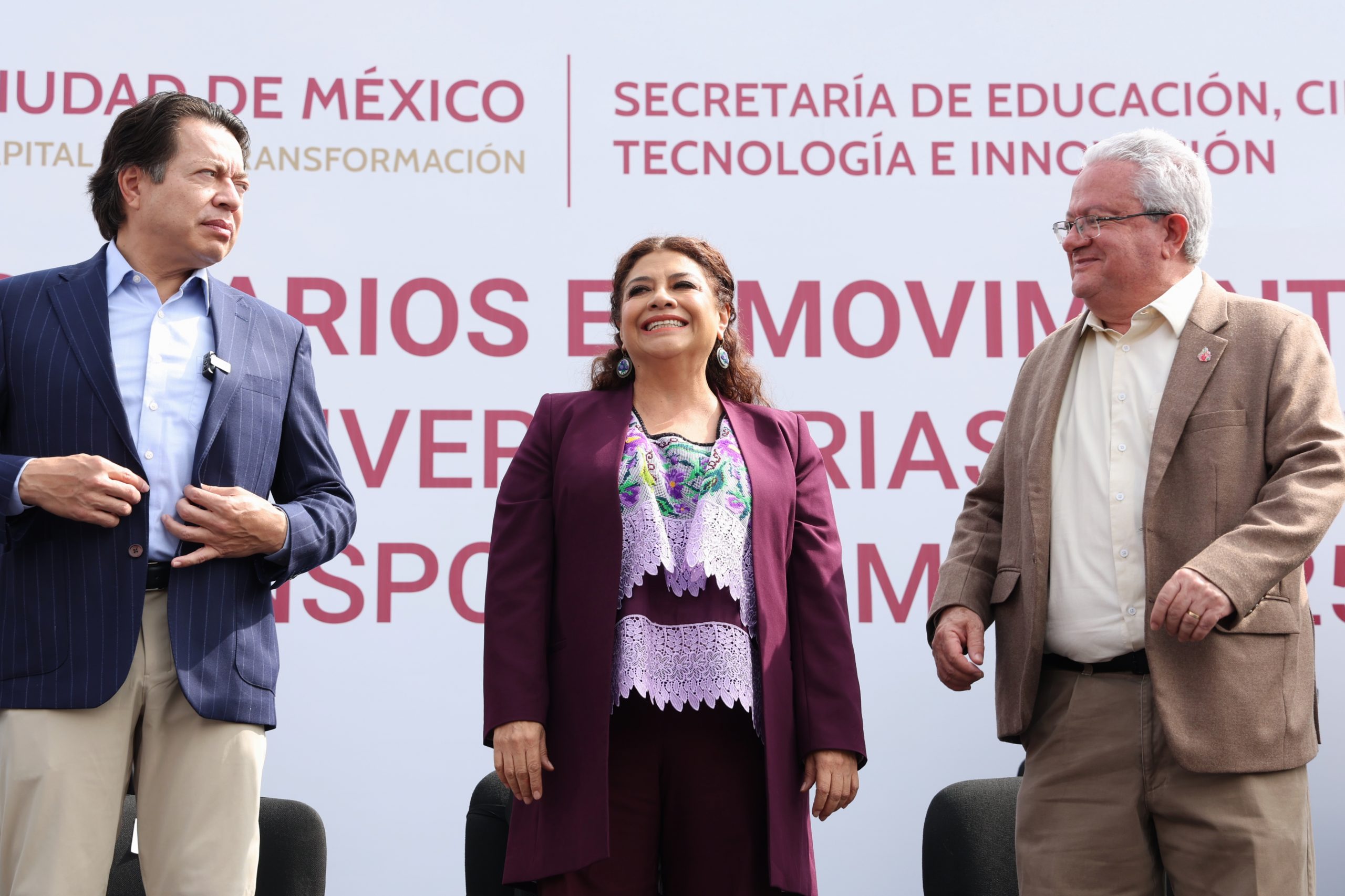 Entrega Clara Brugada becas de transporte para universitarias y universitarios. Fotografía: La Isabel.