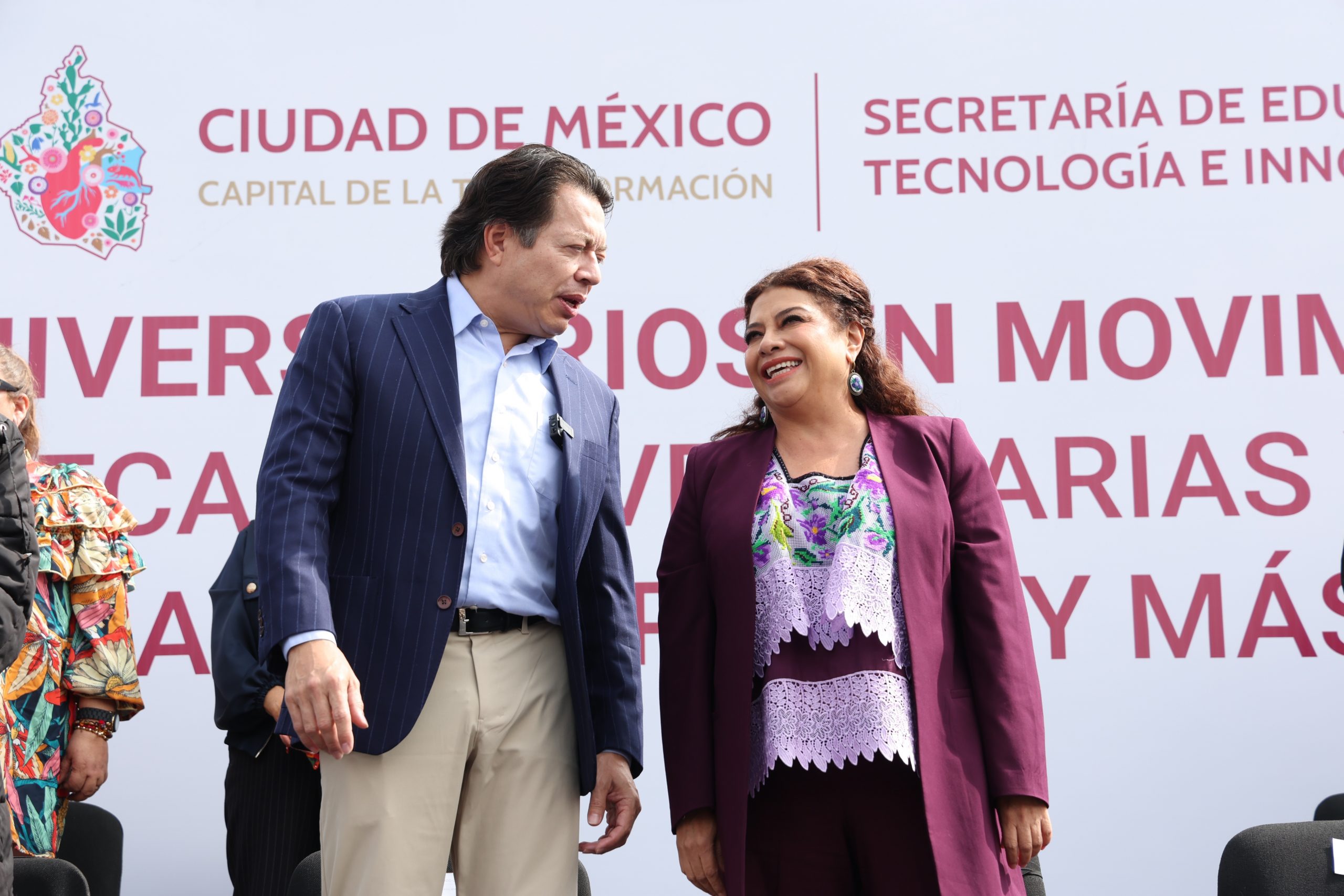 Entrega Clara Brugada becas de transporte para universitarias y universitarios. Fotografía: La Isabel.