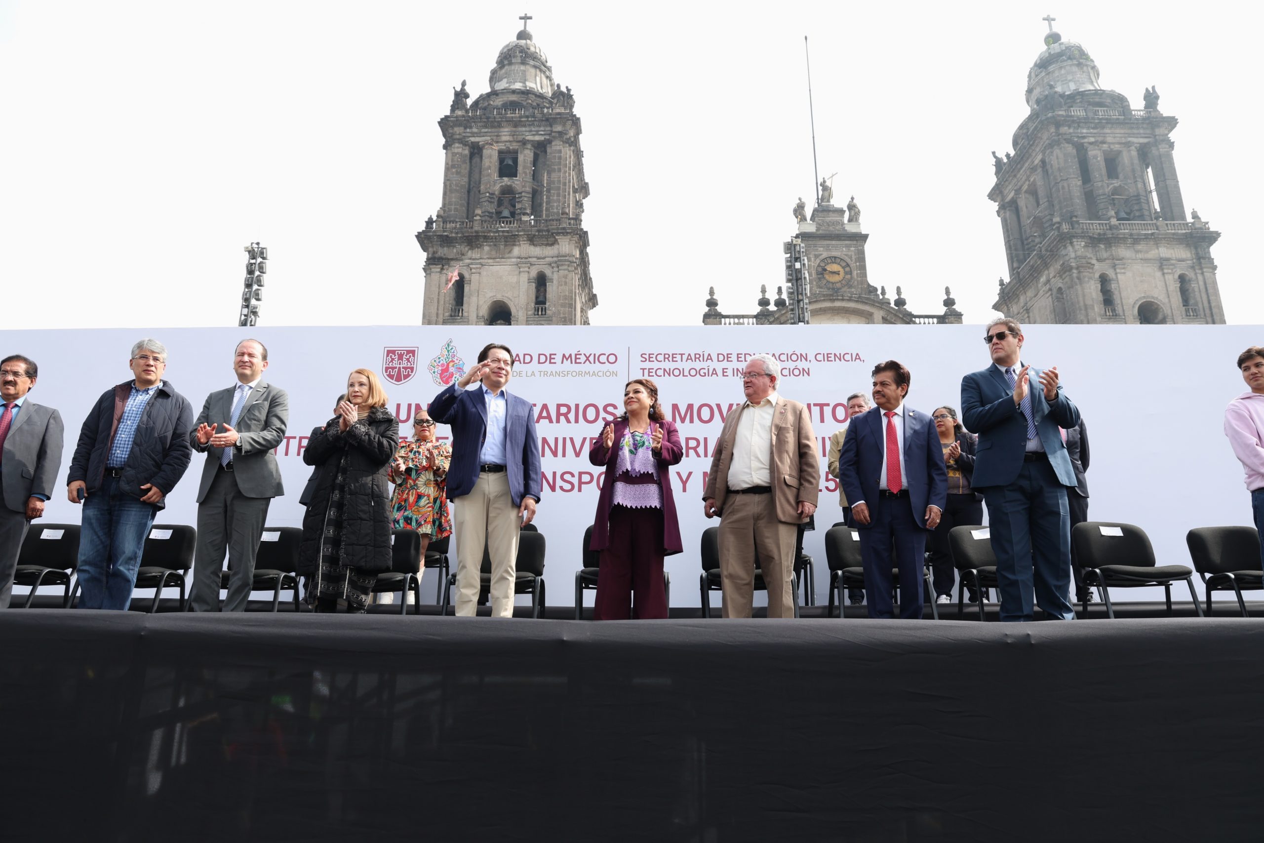 Entrega Clara Brugada becas de transporte para universitarias y universitarios. Fotografía: La Isabel.