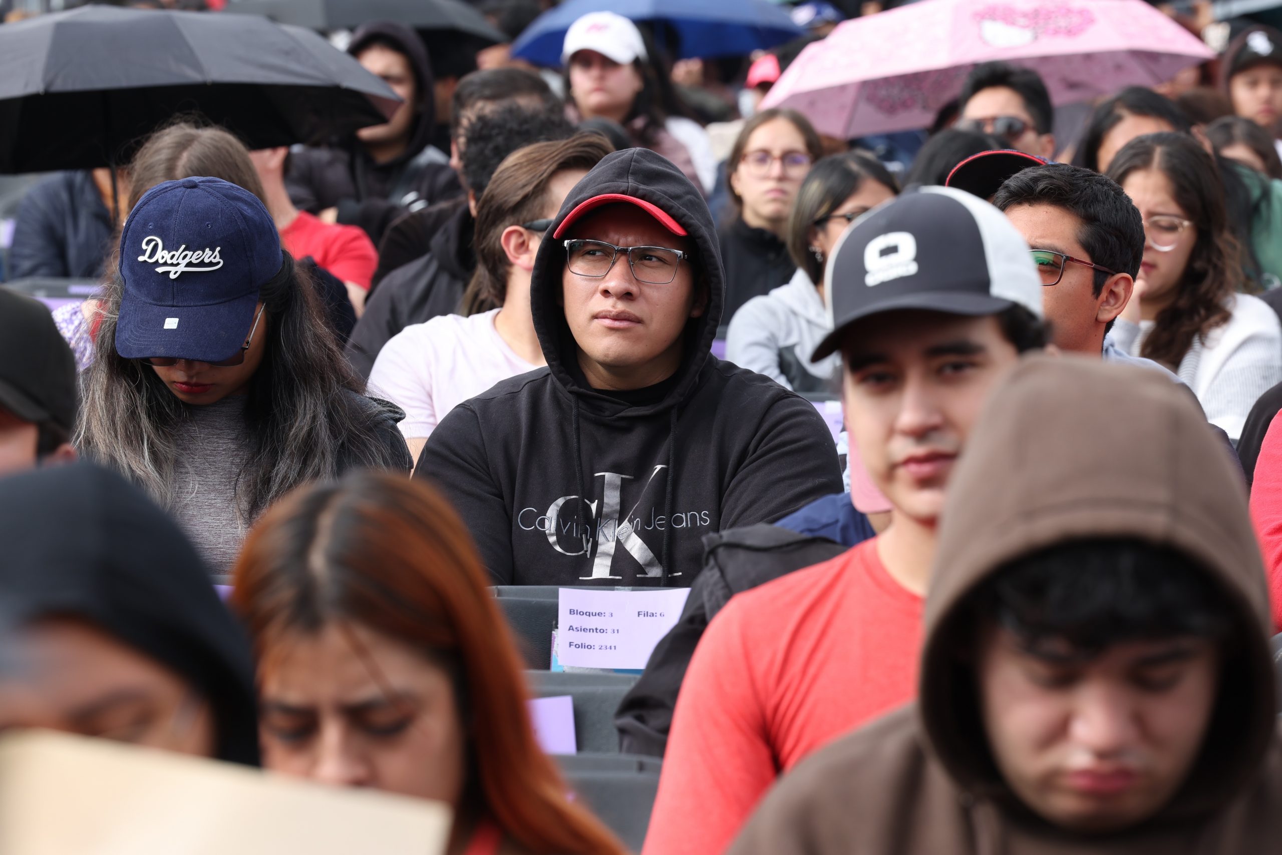 Entrega Clara Brugada becas de transporte para universitarias y universitarios. Fotografía: La Isabel.