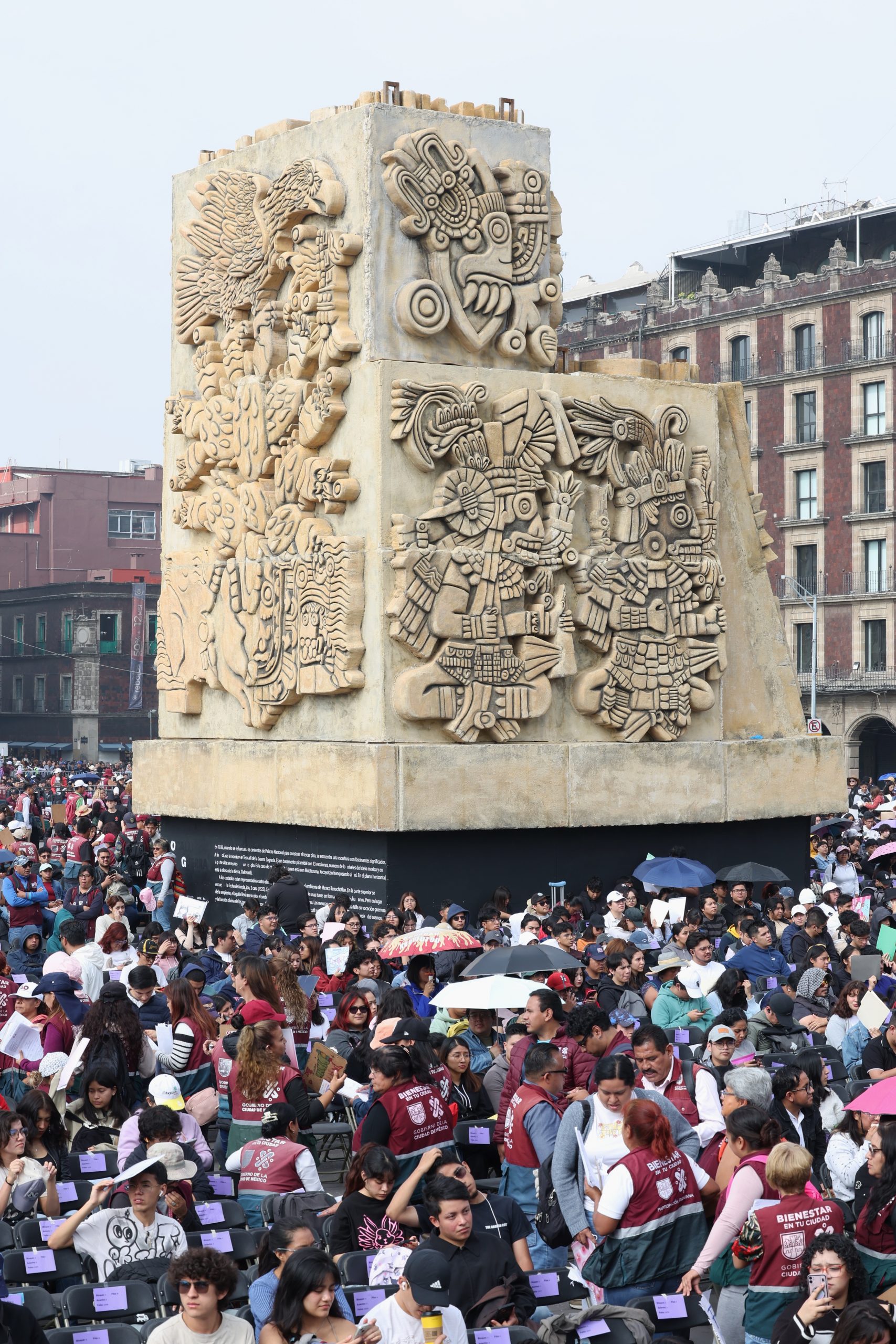 Entrega Clara Brugada becas de transporte para universitarias y universitarios. Fotografía: La Isabel.