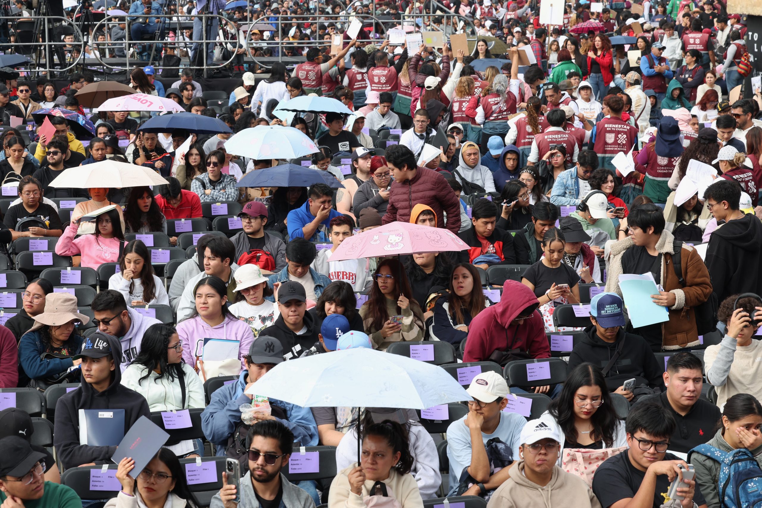 Entrega Clara Brugada becas de transporte para universitarias y universitarios. Fotografía: La Isabel.