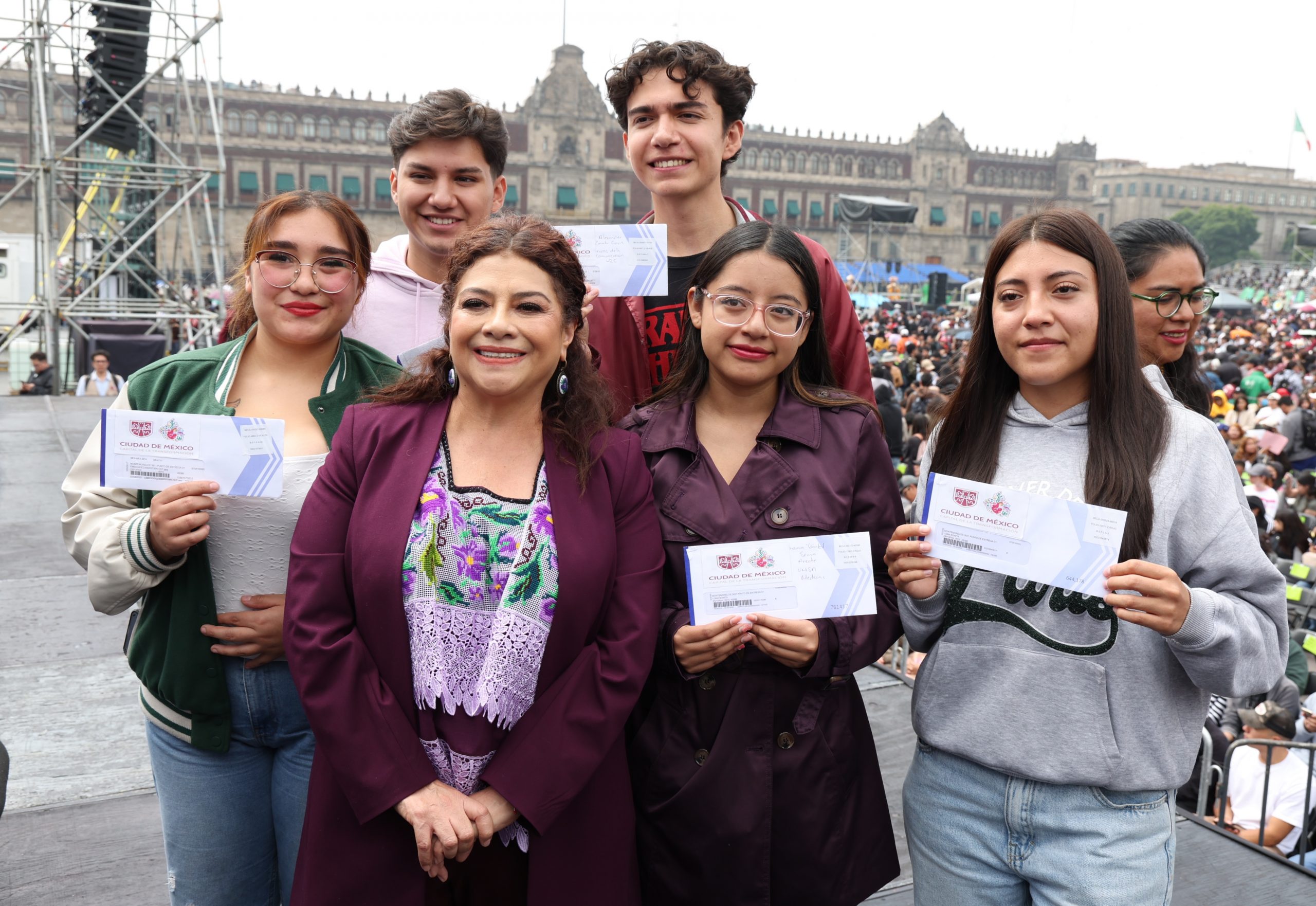 Entrega Clara Brugada becas de transporte para universitarias y universitarios. Fotografía: La Isabel.