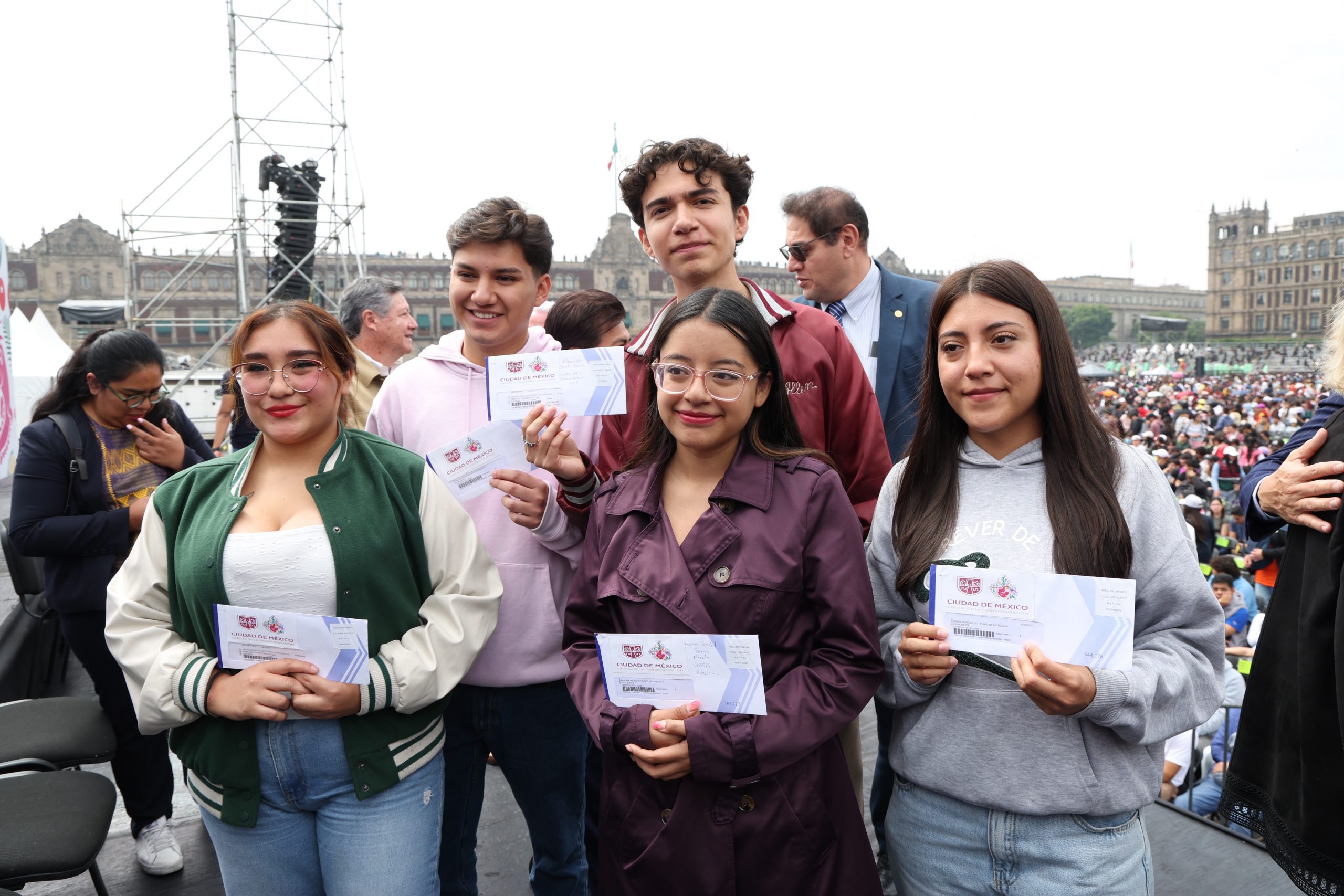 Entrega Clara Brugada becas de transporte para universitarias y universitarios. Fotografía: La Isabel.