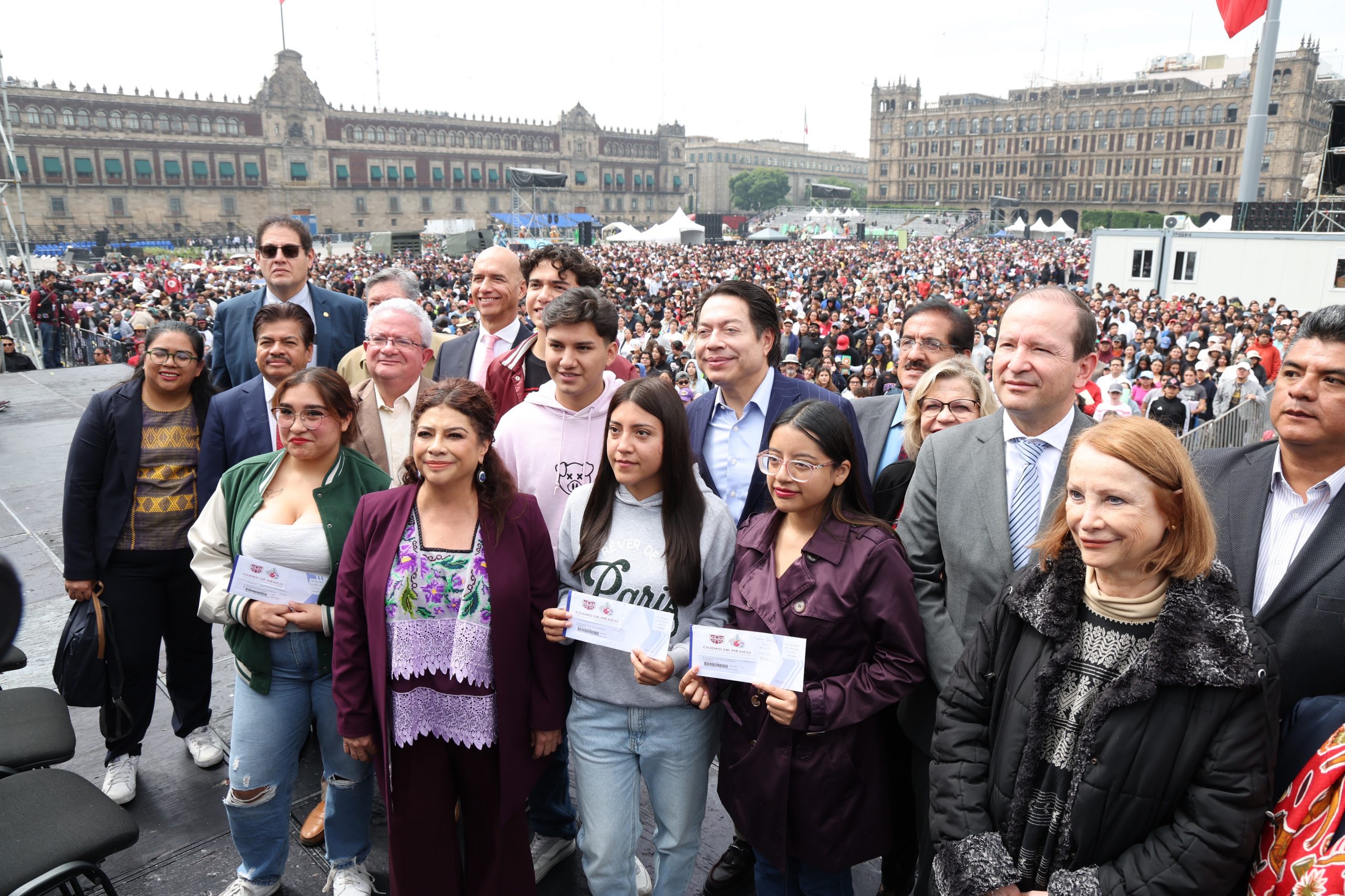 Entrega Clara Brugada becas de transporte para universitarias y universitarios. Fotografía: La Isabel.