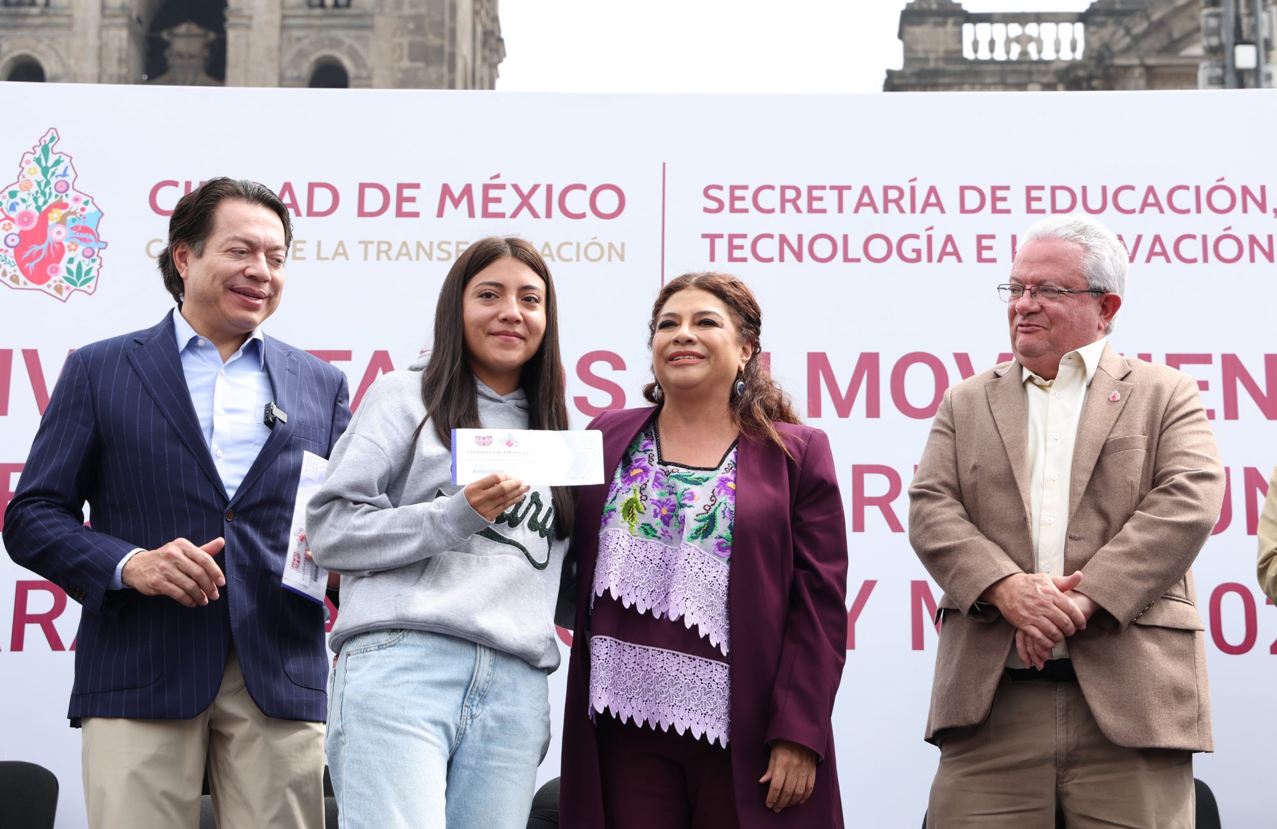 Entrega Clara Brugada becas de transporte para universitarias y universitarios. Fotografía: La Isabel.