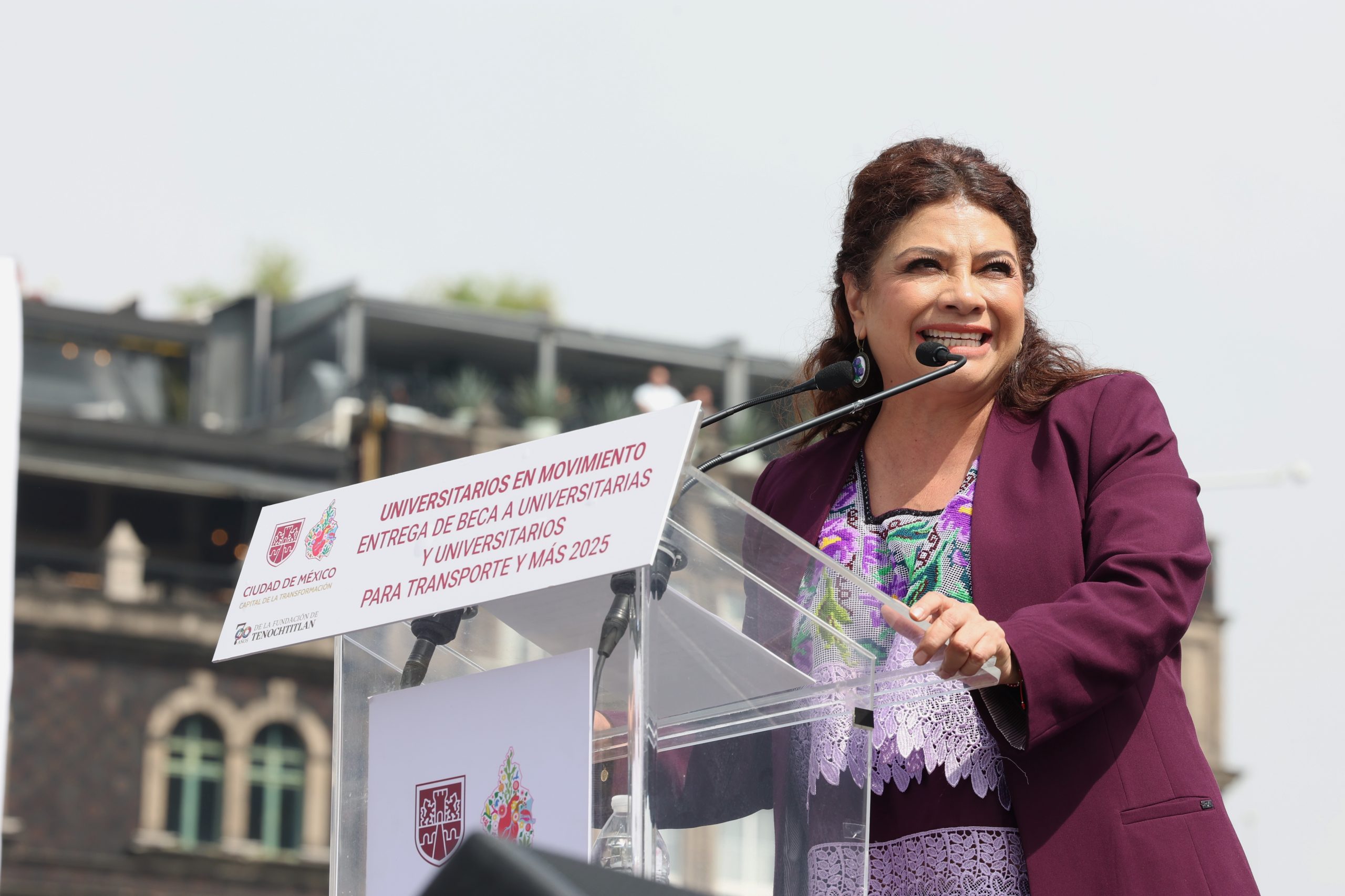 Entrega Clara Brugada becas de transporte para universitarias y universitarios. Fotografía: La Isabel.