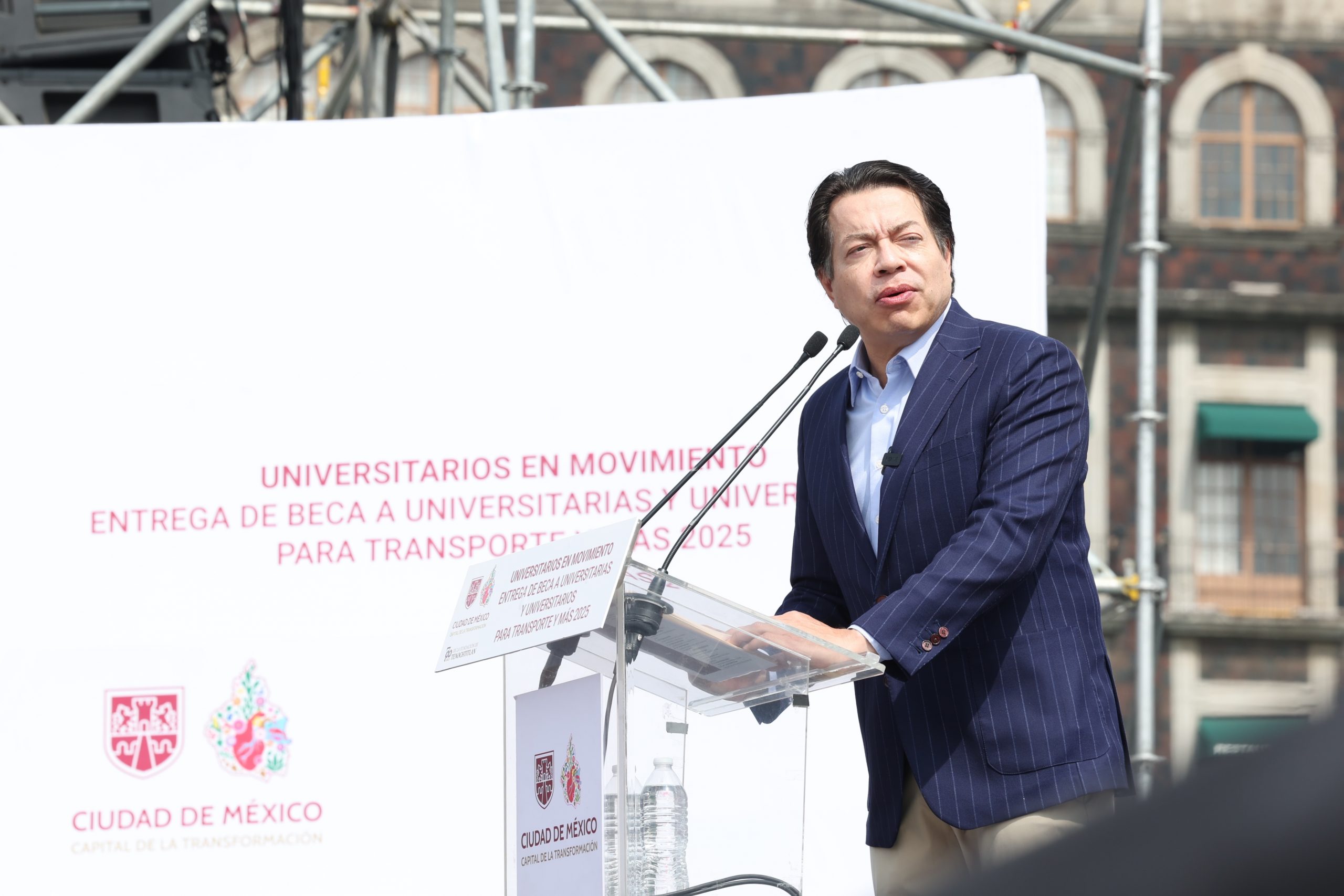 Entrega Clara Brugada becas de transporte para universitarias y universitarios. Fotografía: La Isabel.