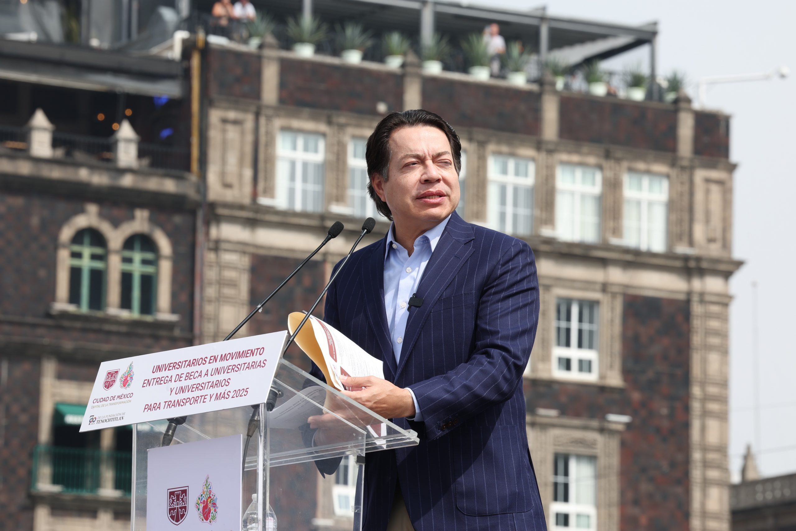 Entrega Clara Brugada becas de transporte para universitarias y universitarios. Fotografía: La Isabel.