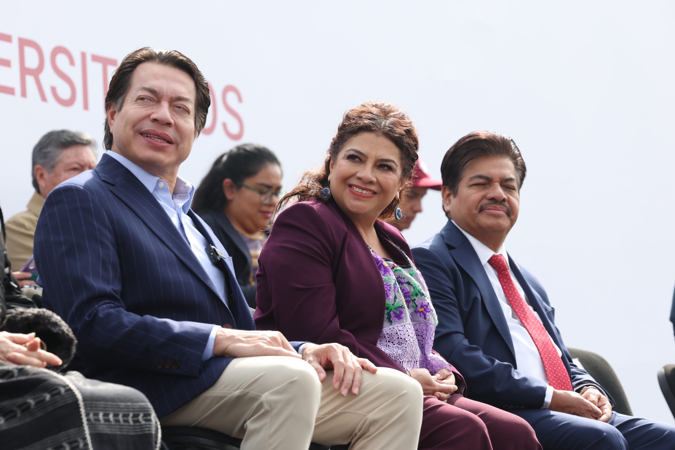 Entrega Clara Brugada becas de transporte para universitarias y universitarios. Fotografía: La Isabel.