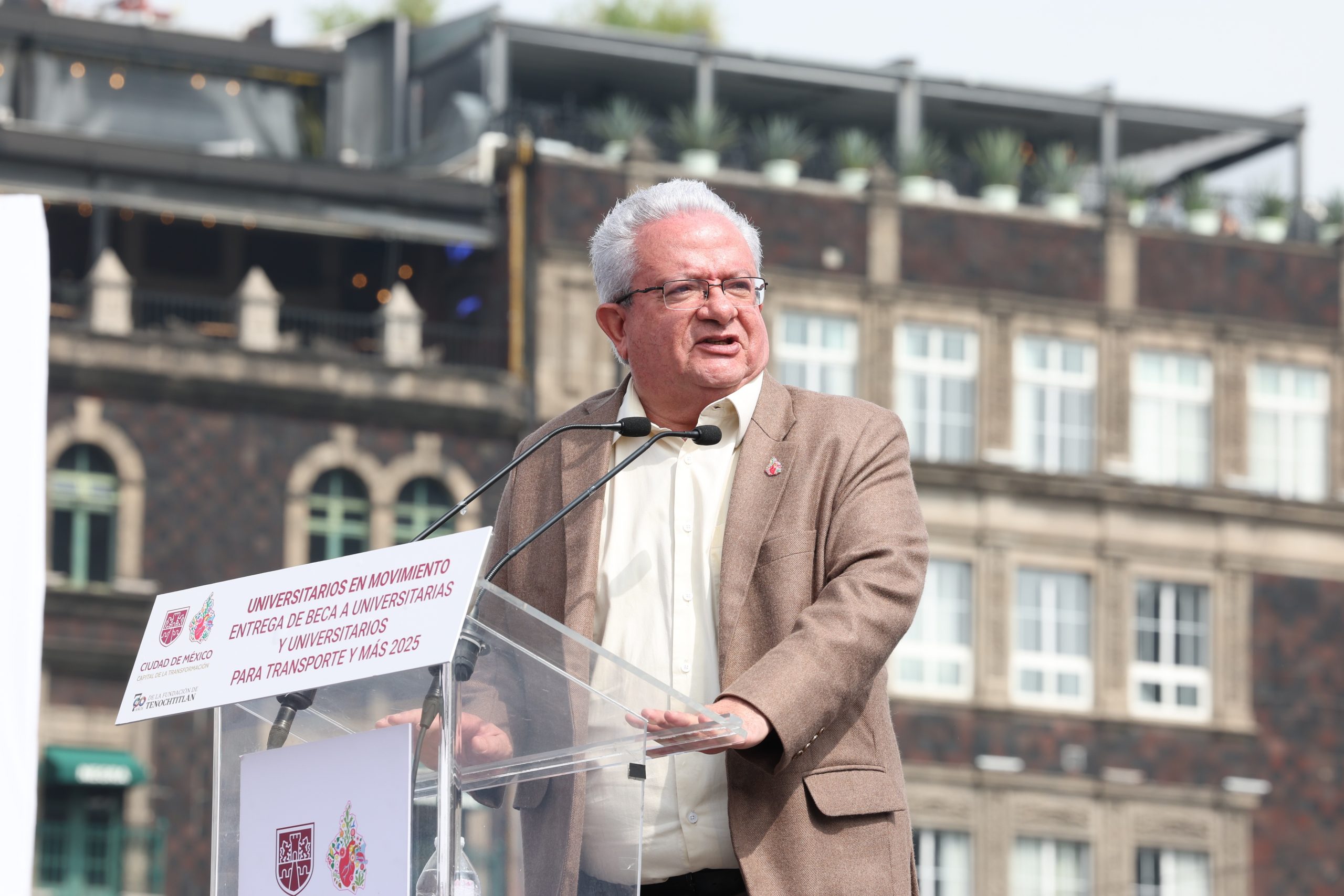 Entrega Clara Brugada becas de transporte para universitarias y universitarios. Fotografía: La Isabel.